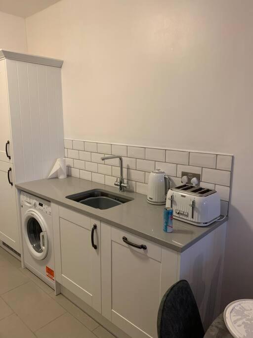 Recently Refurbished Apt Central Mk Free Parking Milton Keynes Exterior foto
